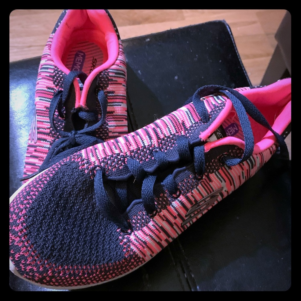 Skechers.  W7